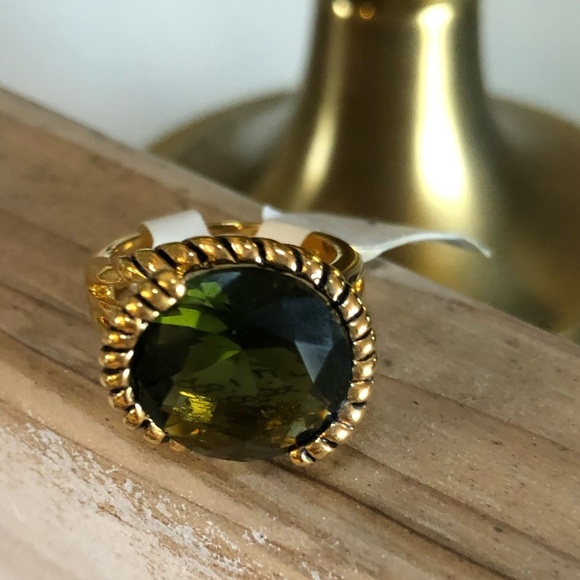 LIA SOPHIA BEAUTIFUL ENVY GREEN STONE RING SIZE 8 - Picture 2 of 8